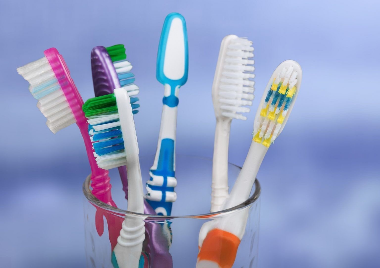 Anvisa proíbe venda de dois cremes dentais da Colgate após relatos de reações adversas