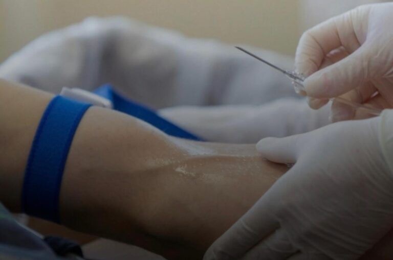 Novo exame de sangue com IA prevê risco de infarto e AVC com 15 anos de antecedência