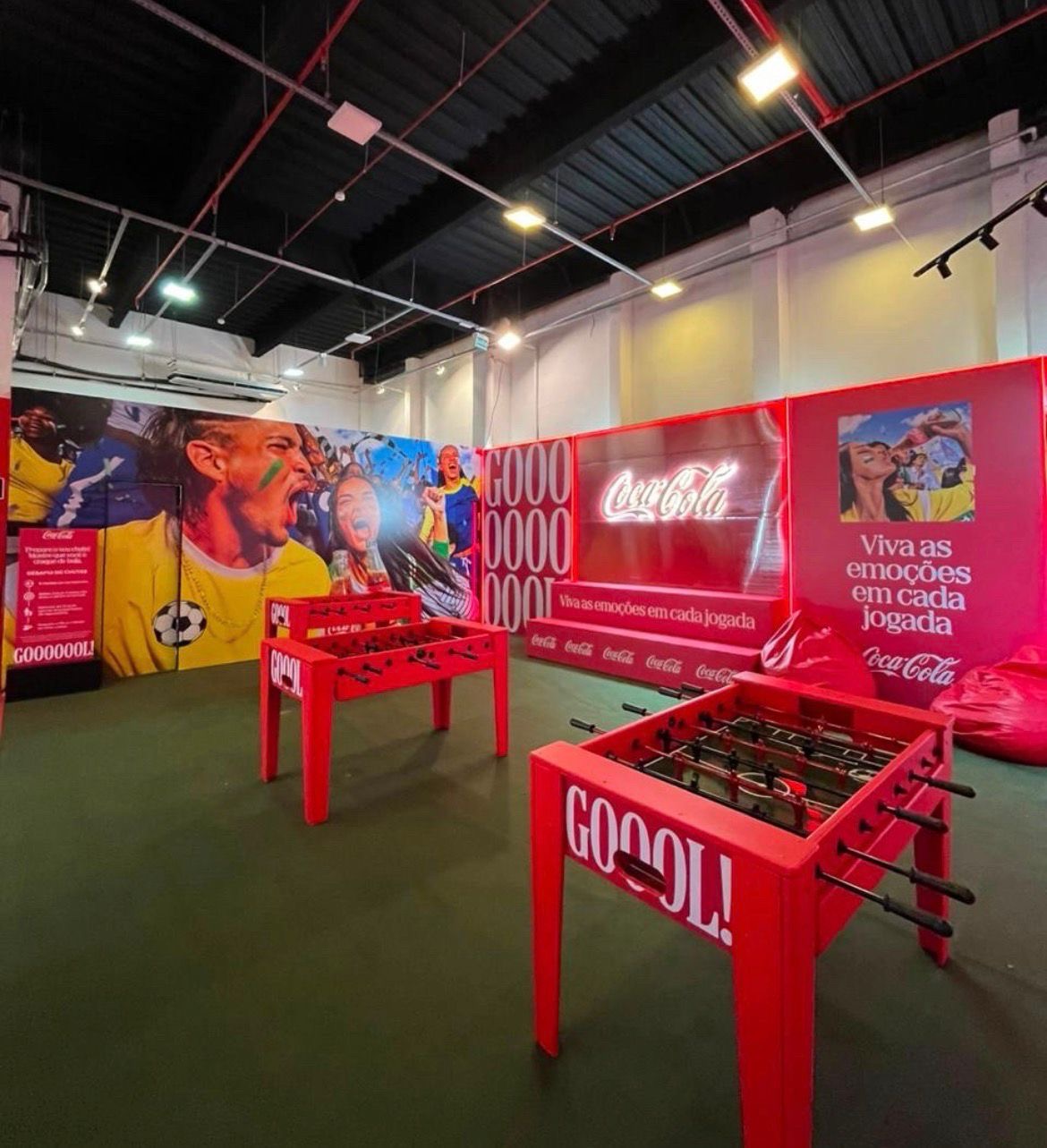 Com chute a gol e totó, Arena Coca-Cola vira ponto de encontro de torcedores em Salvador