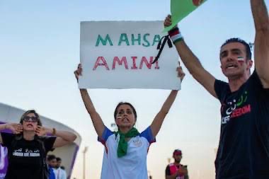 Direitos humanos em jogo: Protestos contra imigração marcam início da Copa
