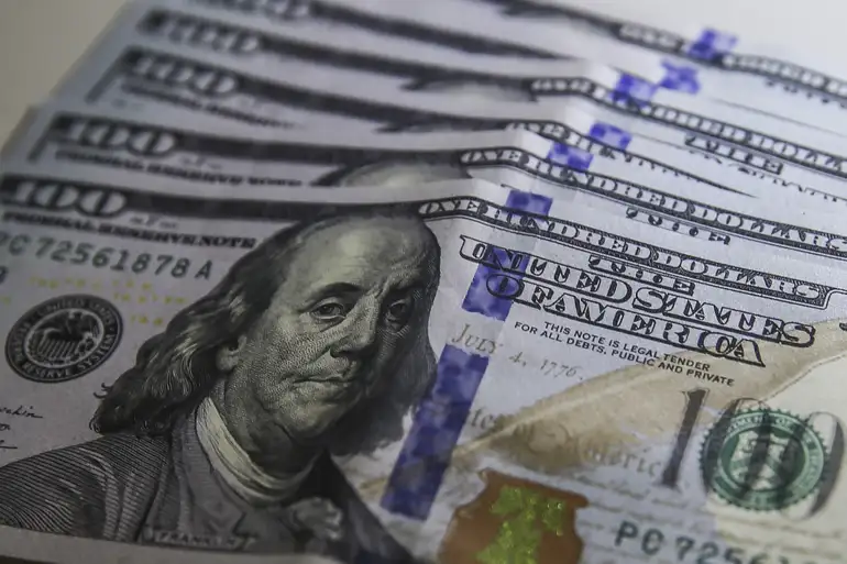 Alívio no câmbio: Dólar recua a R$ 5,15 e Bolsa sobe apesar de novas altas na inflação e Selic