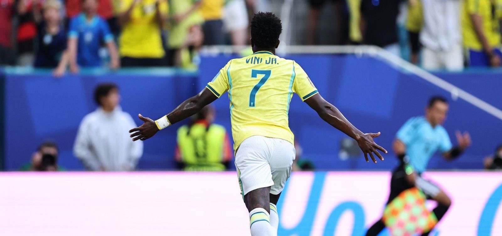 Vini Jr. brilha com dois gols, Neymar retorna e Brasil goleia a Escócia por 3 a 0