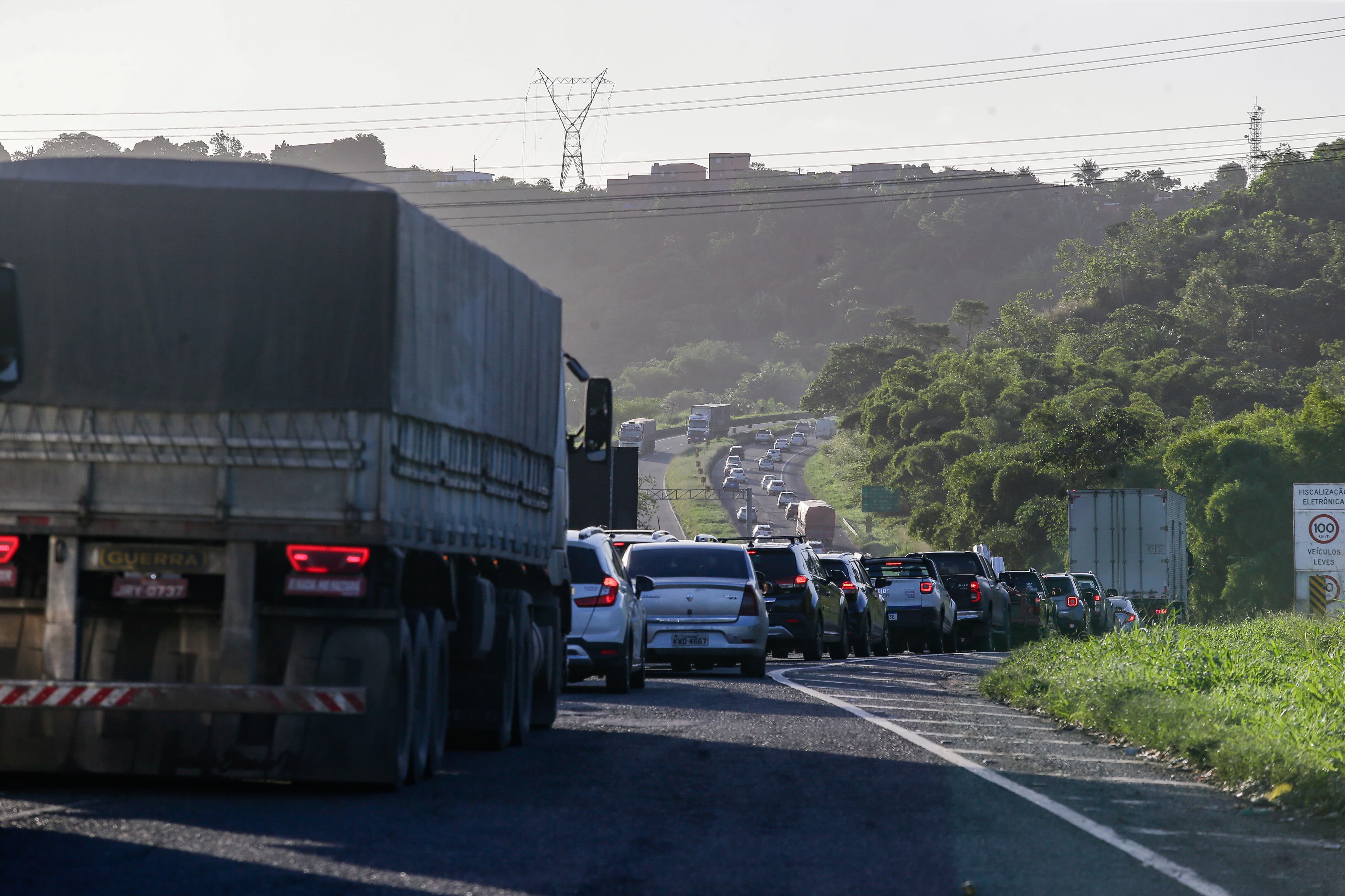 Volta do feriado junino congestiona a BR-324 e gera longa espera no Ferry-Boat