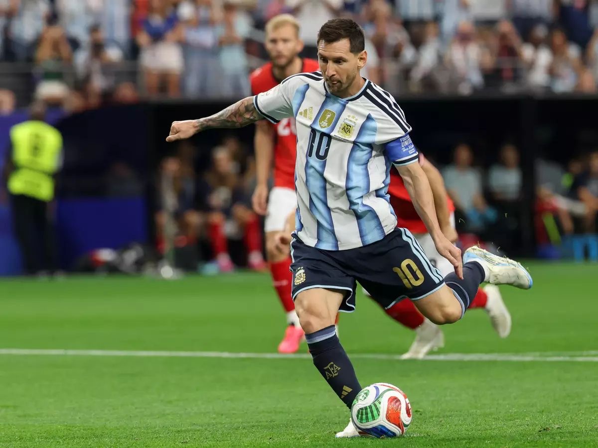 Messi brilha em vitória da Argentina, Inglaterra vence e Portugal para no zero contra a Colômbia