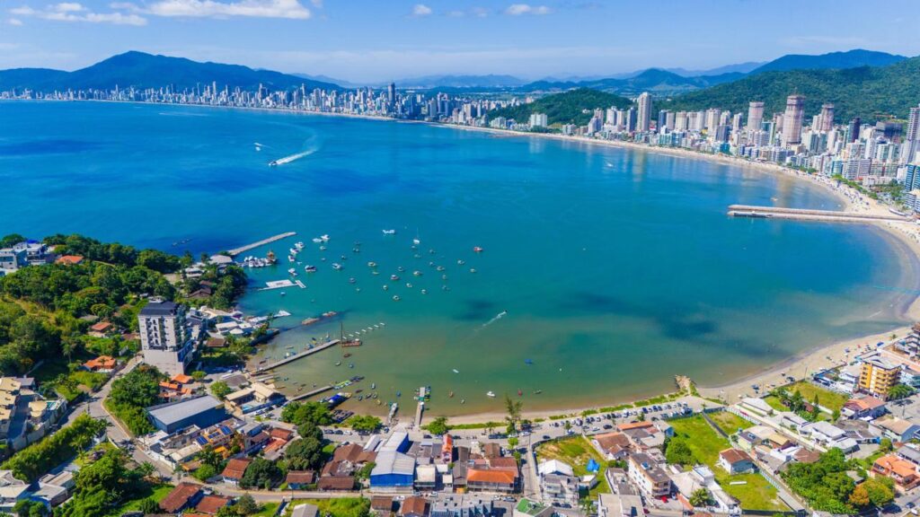 A 'terapia do azul': Conheça o refúgio litorâneo que cresce 48% unindo calmaria e infraestrutura