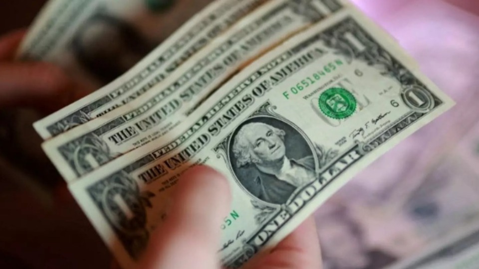Ibovespa tem leve baixa e dólar fecha quase estável a R$ 5,17