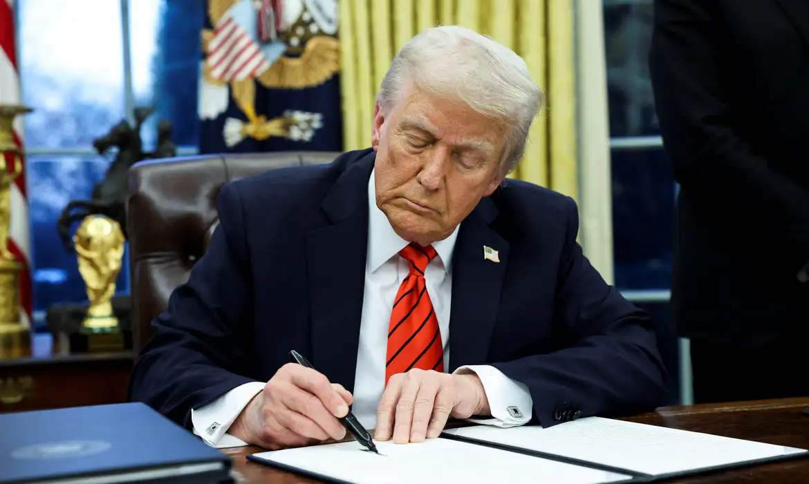 'Grandes problemas virão': Trump acusa postos de lucro abusivo e ordena redução nos preços