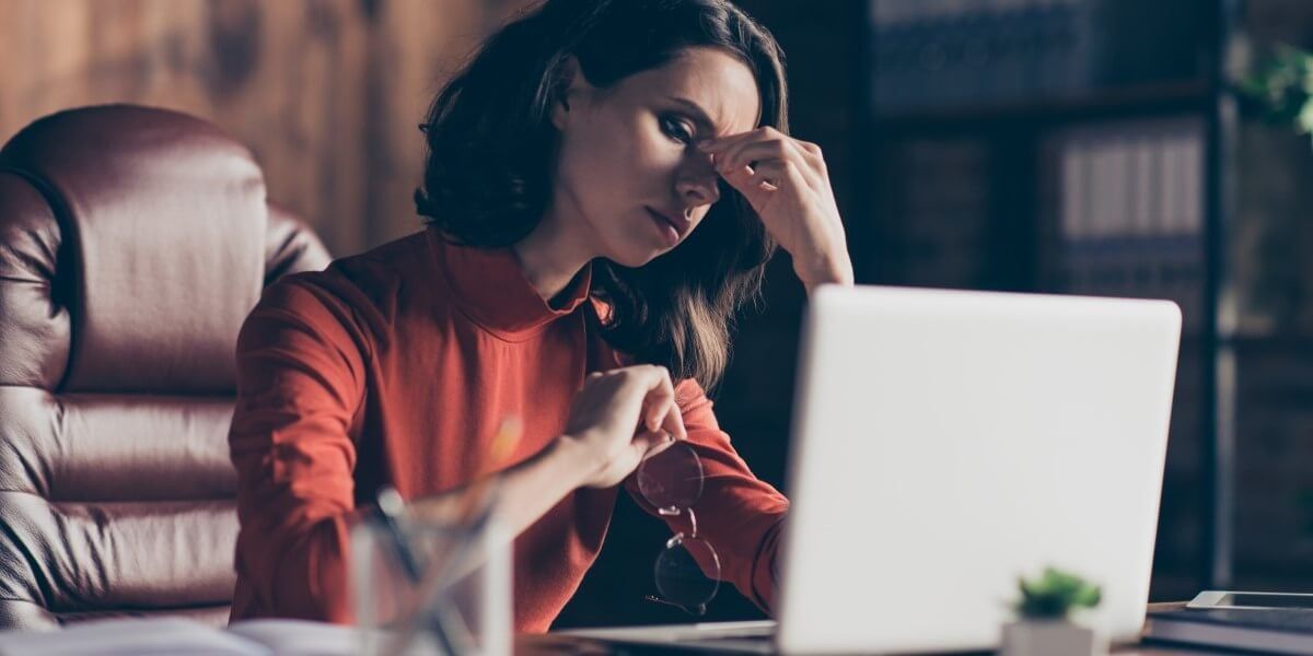 Dupla jornada de trabalho eleva casos de Burnout e depressão entre mulheres