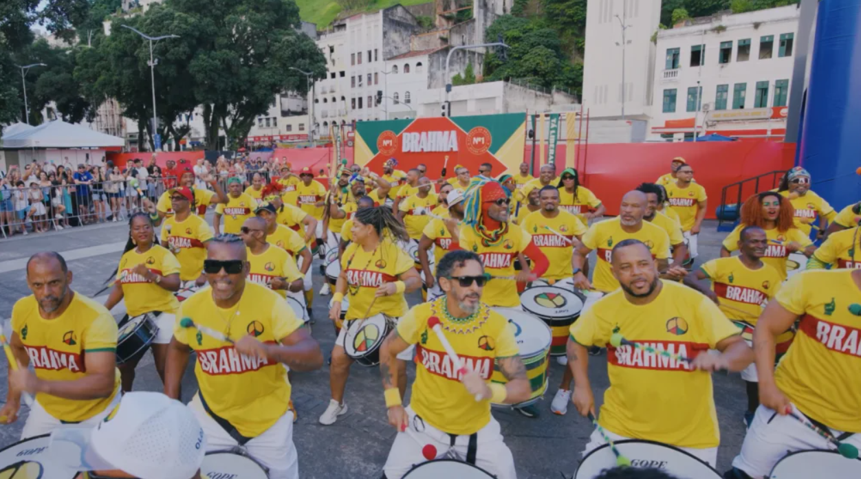 Olodum recria “remada viking” em Salvador antes de Brasil x Noruega pela Copa do Mundo