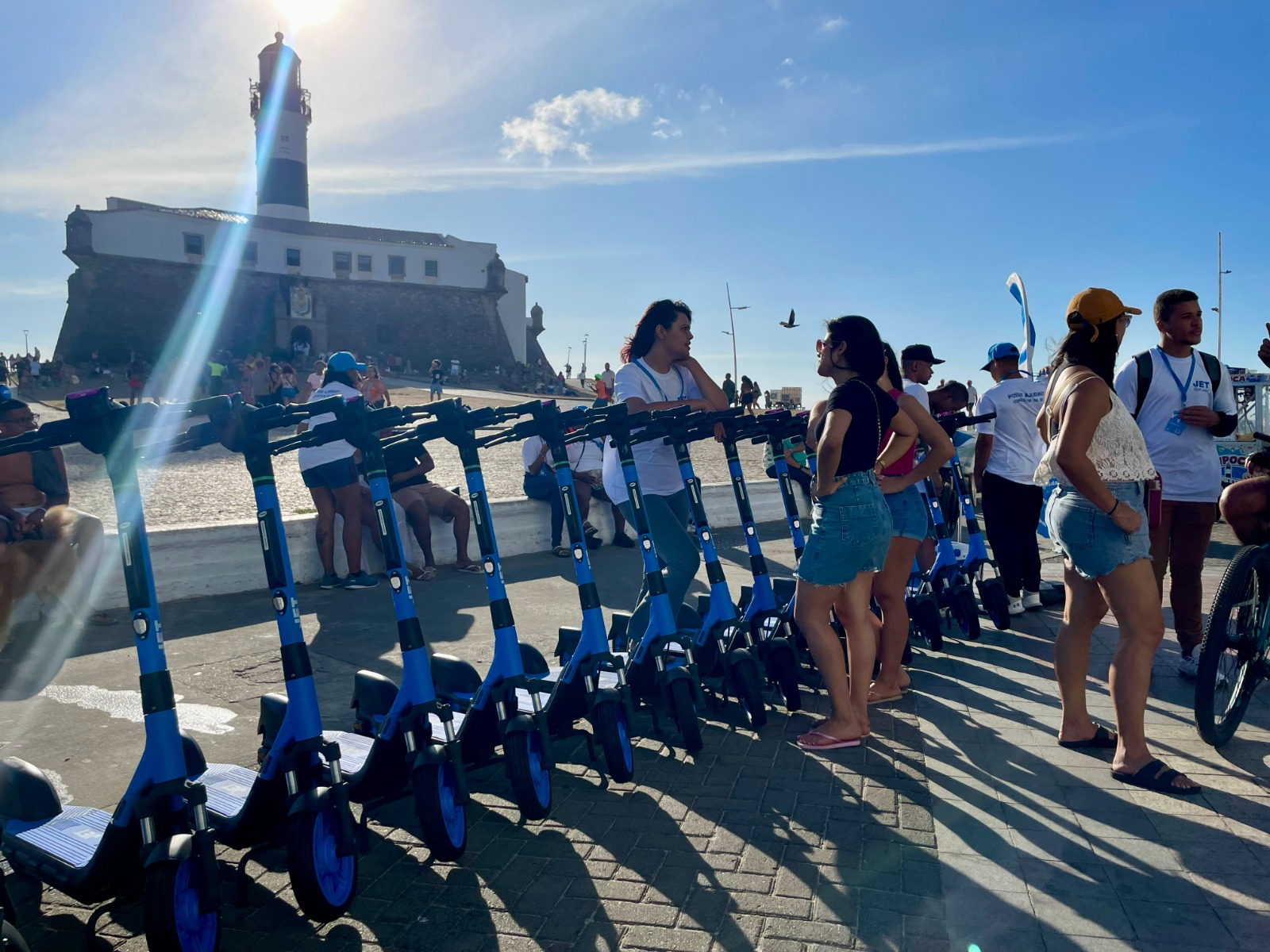Salvador registra mais de 580 mil viagens de patinetes elétricos no primeiro ano de operação regulamentada