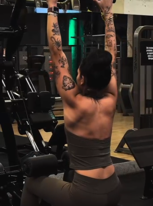 Ana Castela mostra resultado da rotina de treinos e impressiona com costas definidas