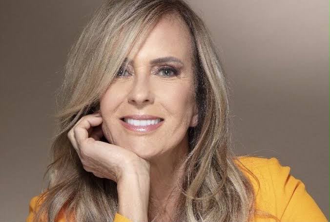 “Não é envelhecer, é amadurecer”: Helô Pinheiro revela segredos de sua vitalidade aos 83 anos
