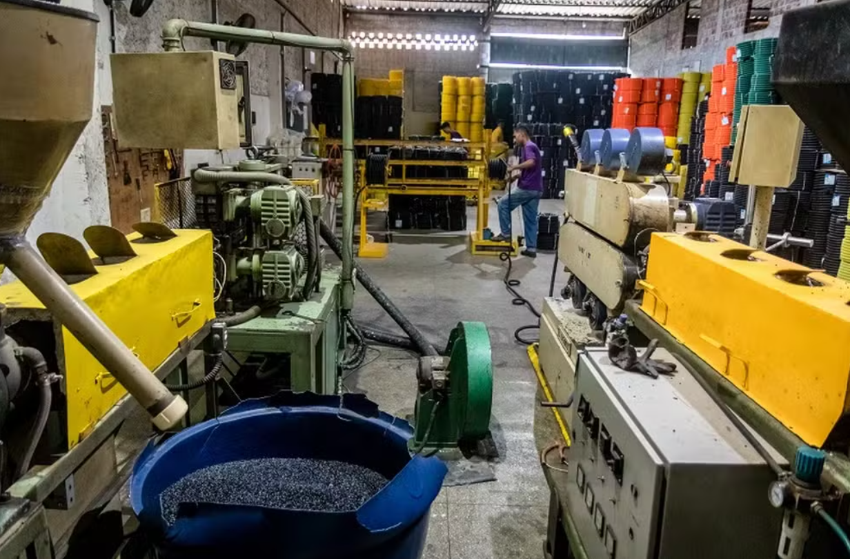 Indústria da Bahia recicla 300 toneladas de plástico e amplia atuação no mercado da construção
