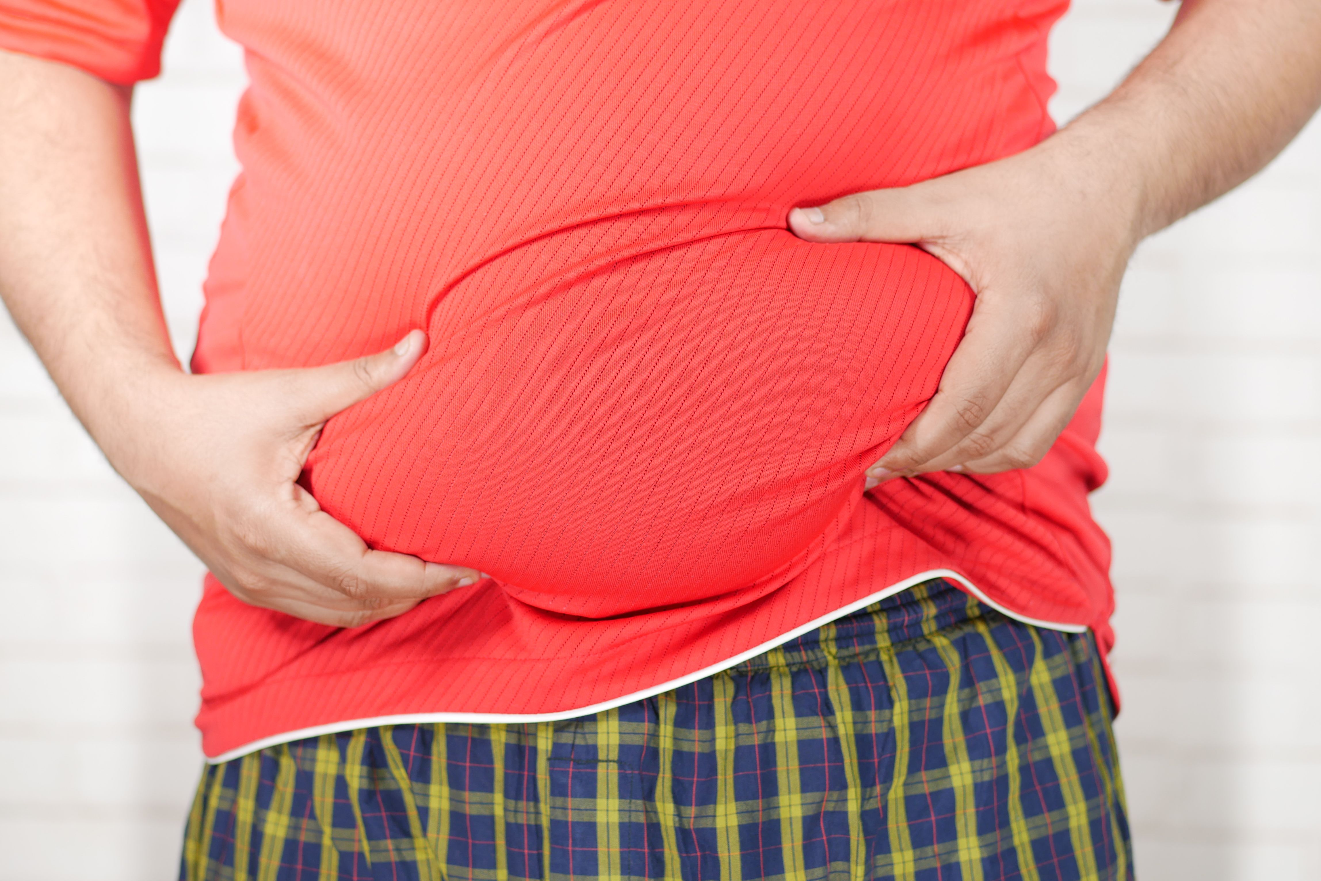 Gordura no fígado: sintomas como barriga inchada e coceira exigem atenção, apontam estudos