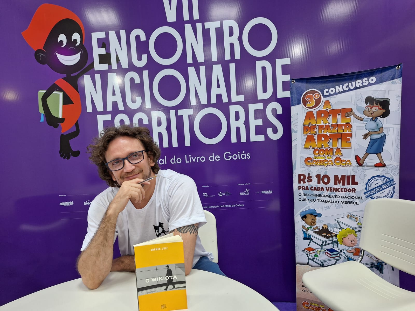 Romance "O Wikiota" satiriza a cultura dos influenciadores e o poder dos algoritmos