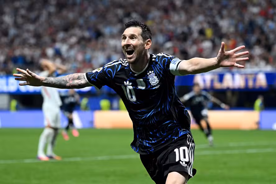 Argentina reage, vence Inglaterra de virada e enfrentará a Espanha na final da Copa do Mundo