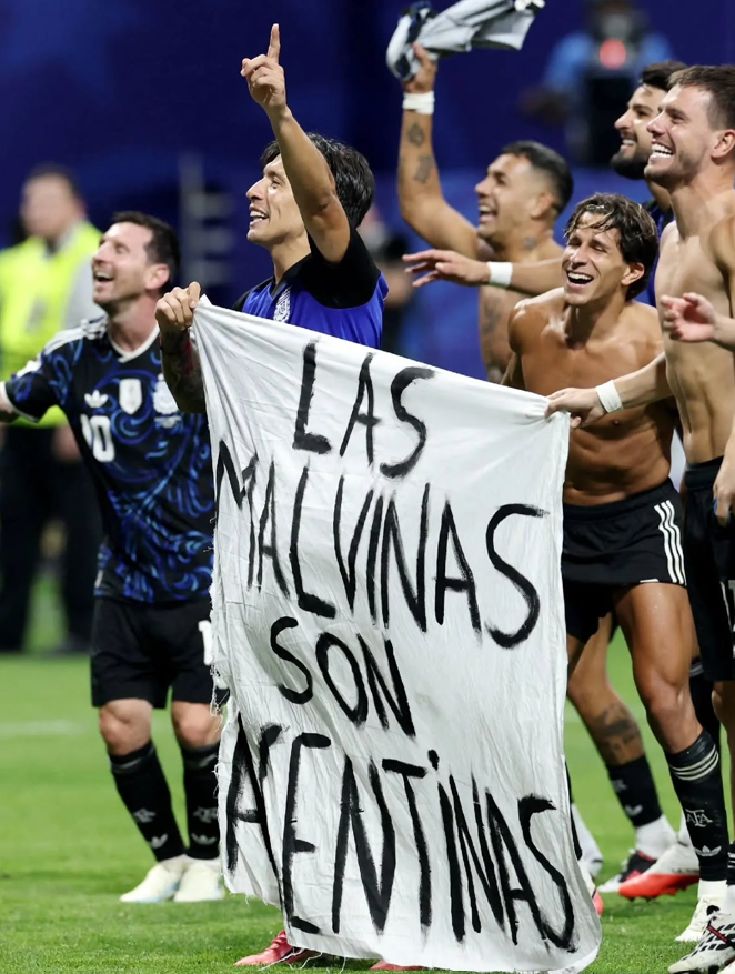Após vitória sobre a Inglaterra, jogadores da Argentina celebram com mensagem sobre as Malvinas