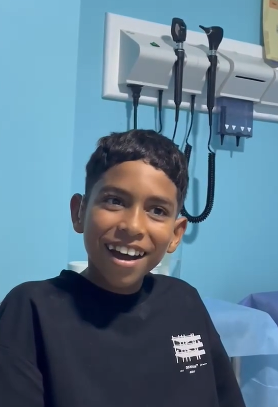 Menino surdo ouve a voz dos pais pela primeira vez e emociona a internet