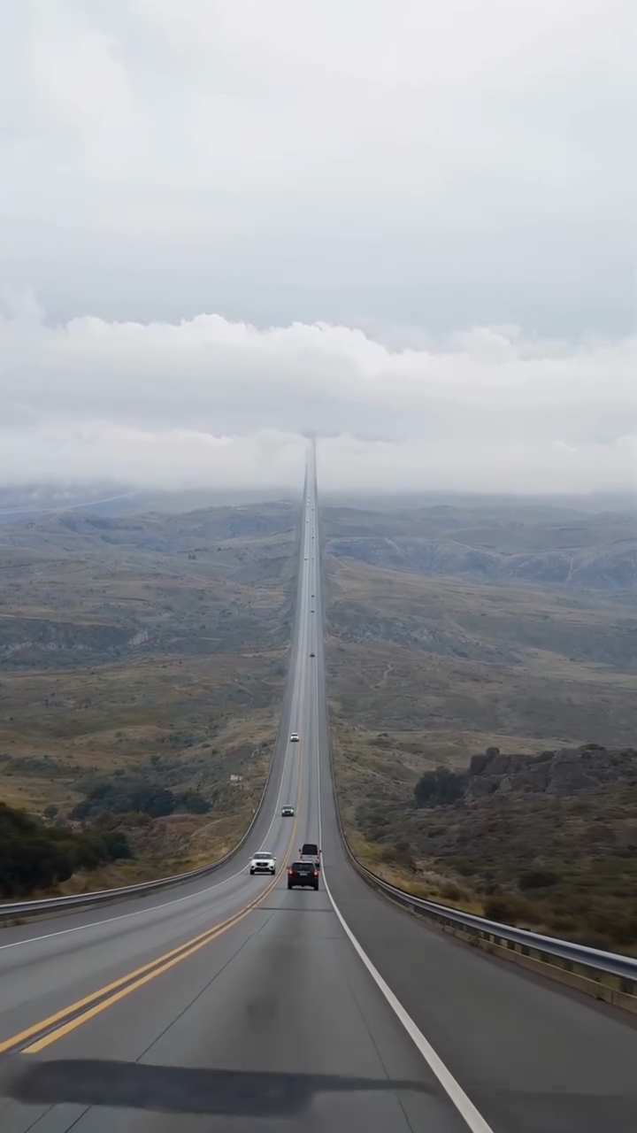 Rodovia nos EUA cria ilusão de ótica e parece levar motoristas até o céu