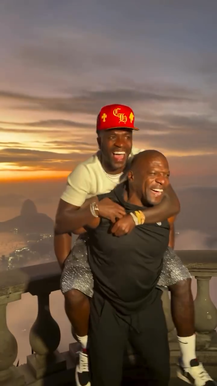 Terry Crews visita o Cristo Redentor com Vini Jr. e revela admiração pelo atacante