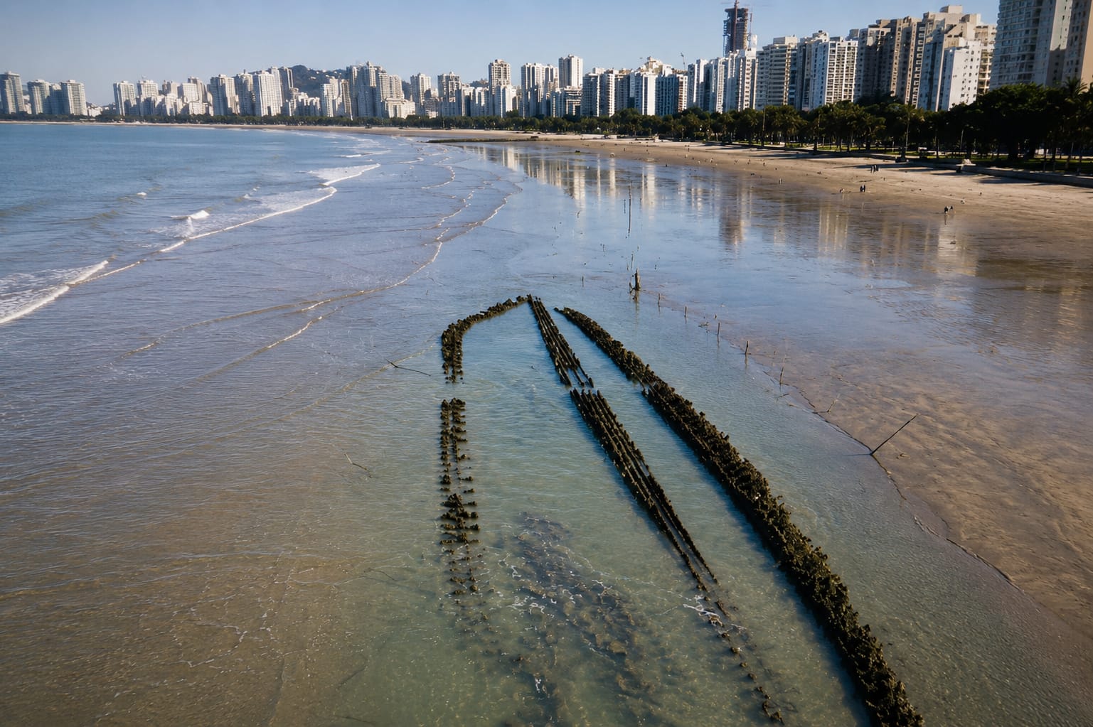 Maré baixa revela destroços de veleiro inglês naufragado há 130 anos em Santos
