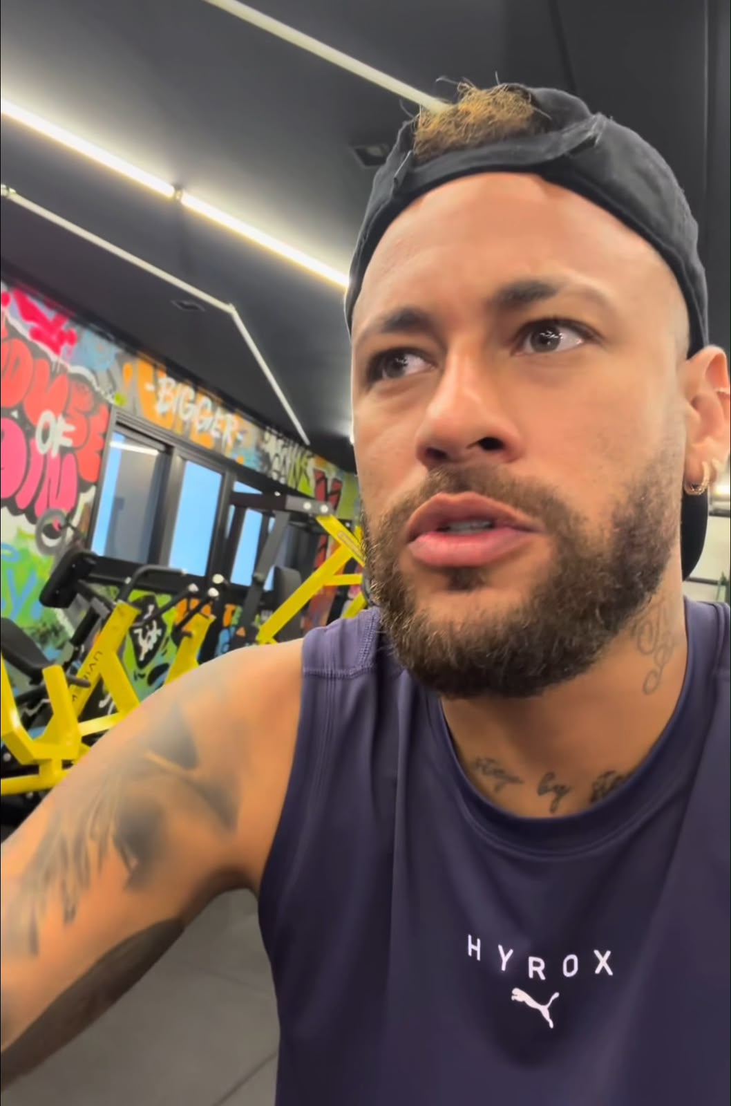 Neymar ironiza críticas após participação em torneio de pôquer durante folga