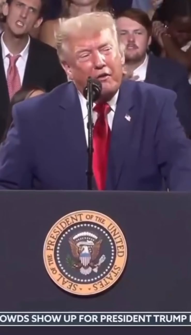 Homem imita gestos de Trump em comício e viraliza nas redes sociais