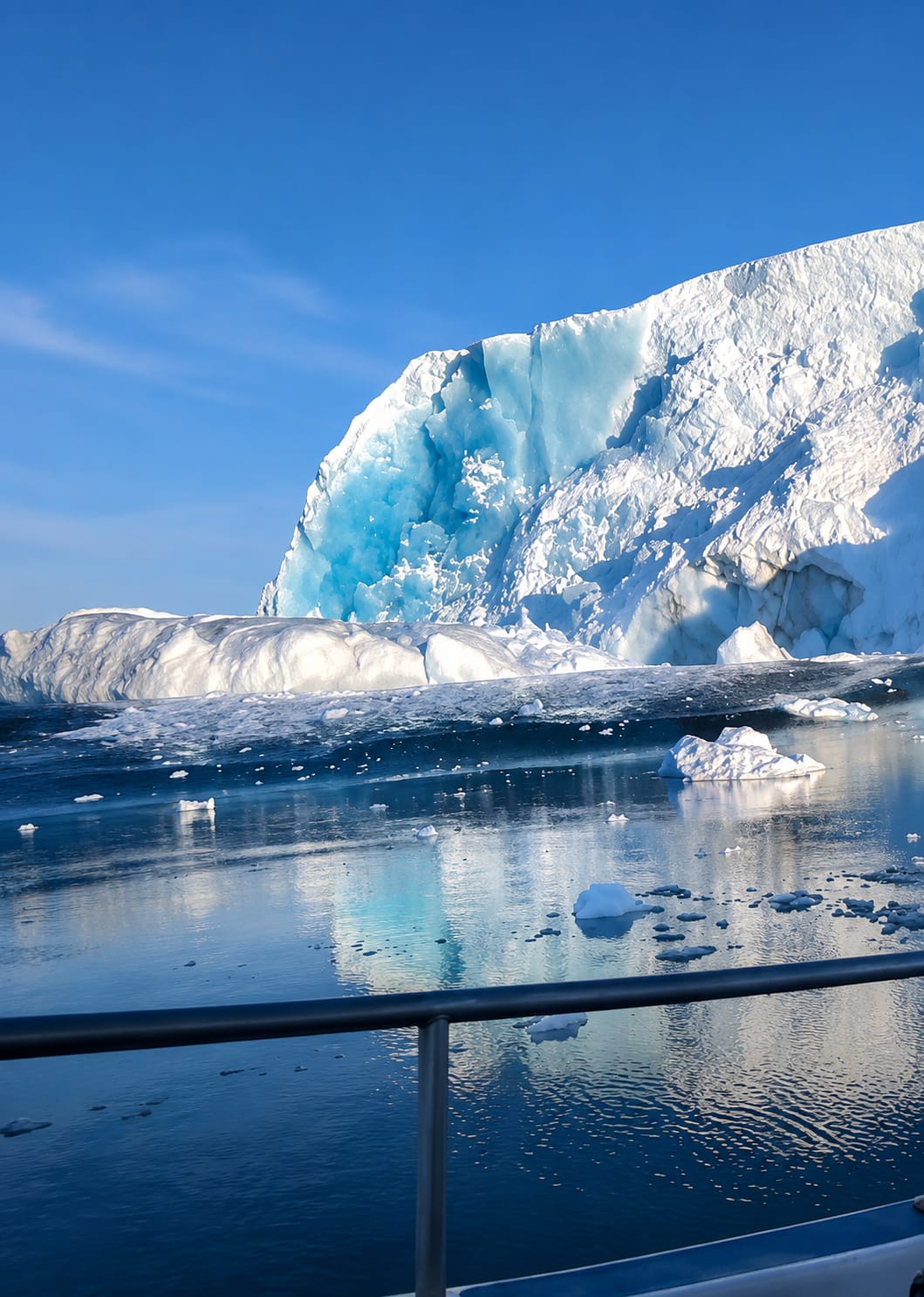 Colapso de iceberg surpreende turistas em passeio de barco na Groenlândia