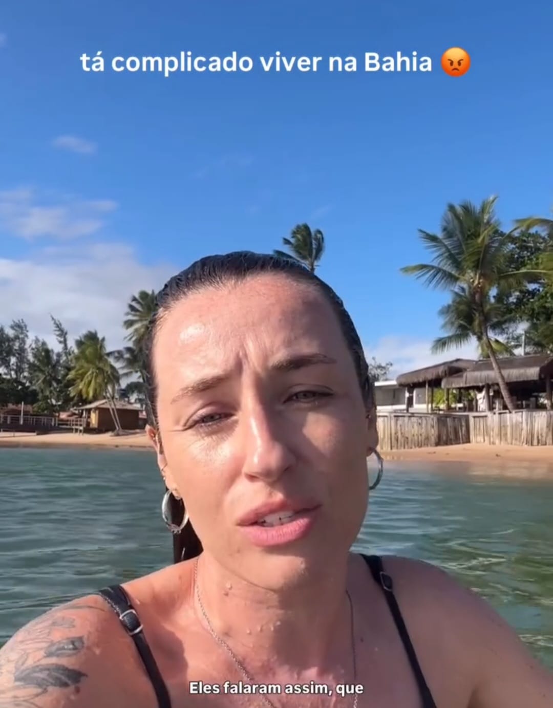Turista mostra mar no litoral baiano enquanto aguarda almoço e vídeo viraliza