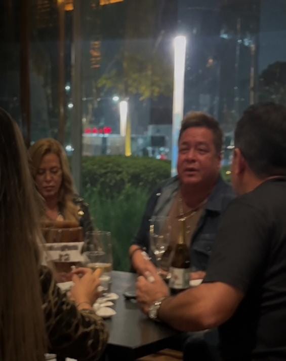Leonardo se emociona ao ouvir música gravada com Leandro durante aniversário