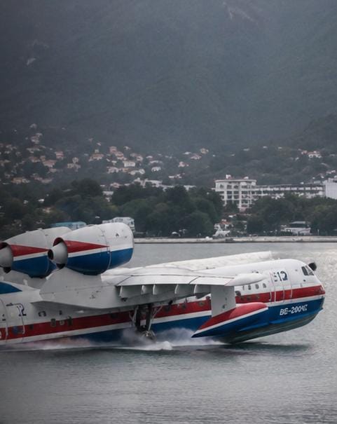 Beriev Be-200 recolhe 12 mil litros de água em segundos para combater incêndios