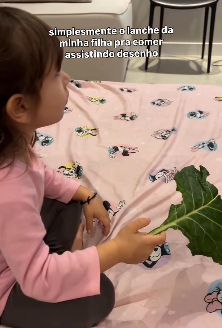 Menina troca petiscos por folha de couve durante sessão de desenho e vídeo viraliza