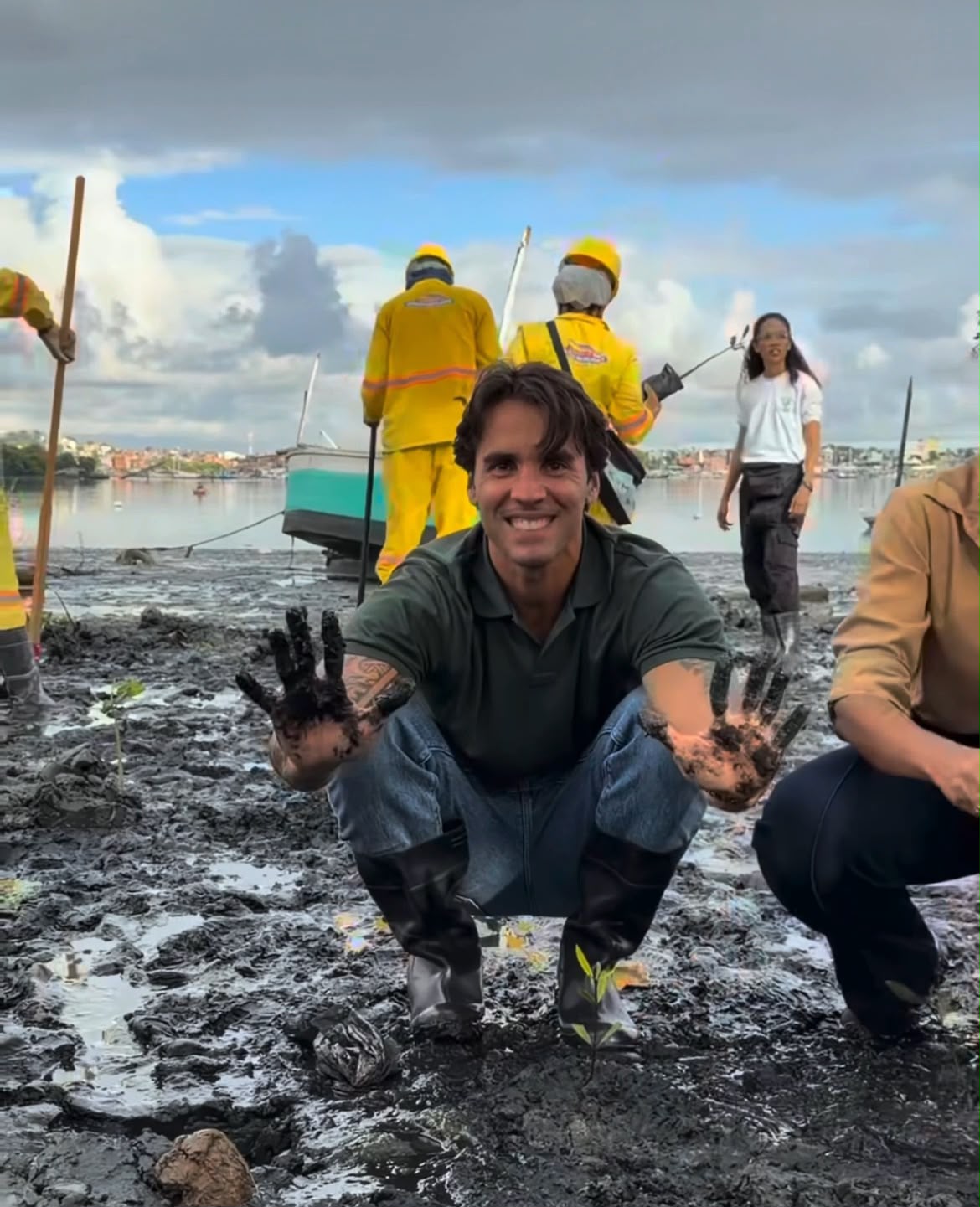 Daniel Cady ajuda no reflorestamento de manguezal e compartilha iniciativa em Salvador