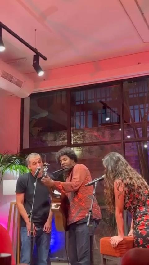 Wagner Moura surpreende ao subir ao palco durante show em Barcelona