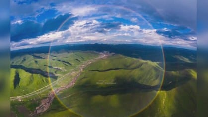 Arco-íris circular raro surge sobre região montanhosa no noroeste da China