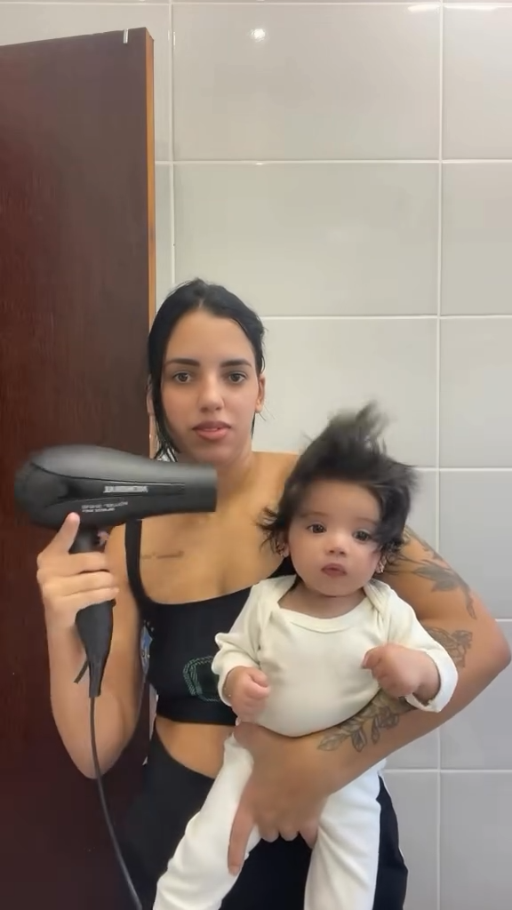 Bebê encanta a web com cabelinho volumoso e aparência de boneca