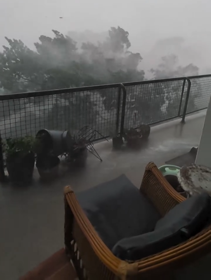 Rajadas intensas e chuva forte provocam cenário assustador em Washington