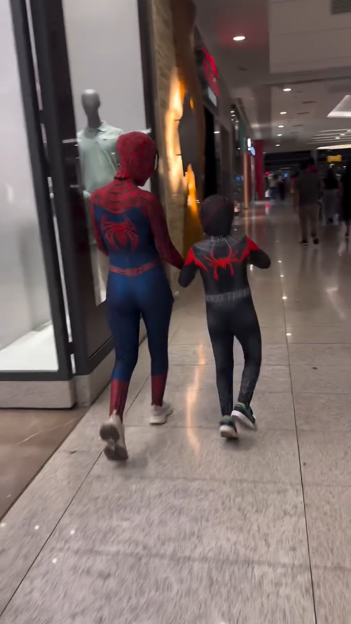 Passeio de mãe e filho vestidos de Homem-Aranha viraliza nas redes sociais