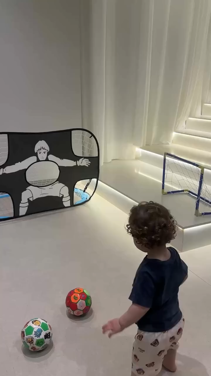 Menino de 1 ano impressiona ao acertar todos os chutes em desafio de futebol