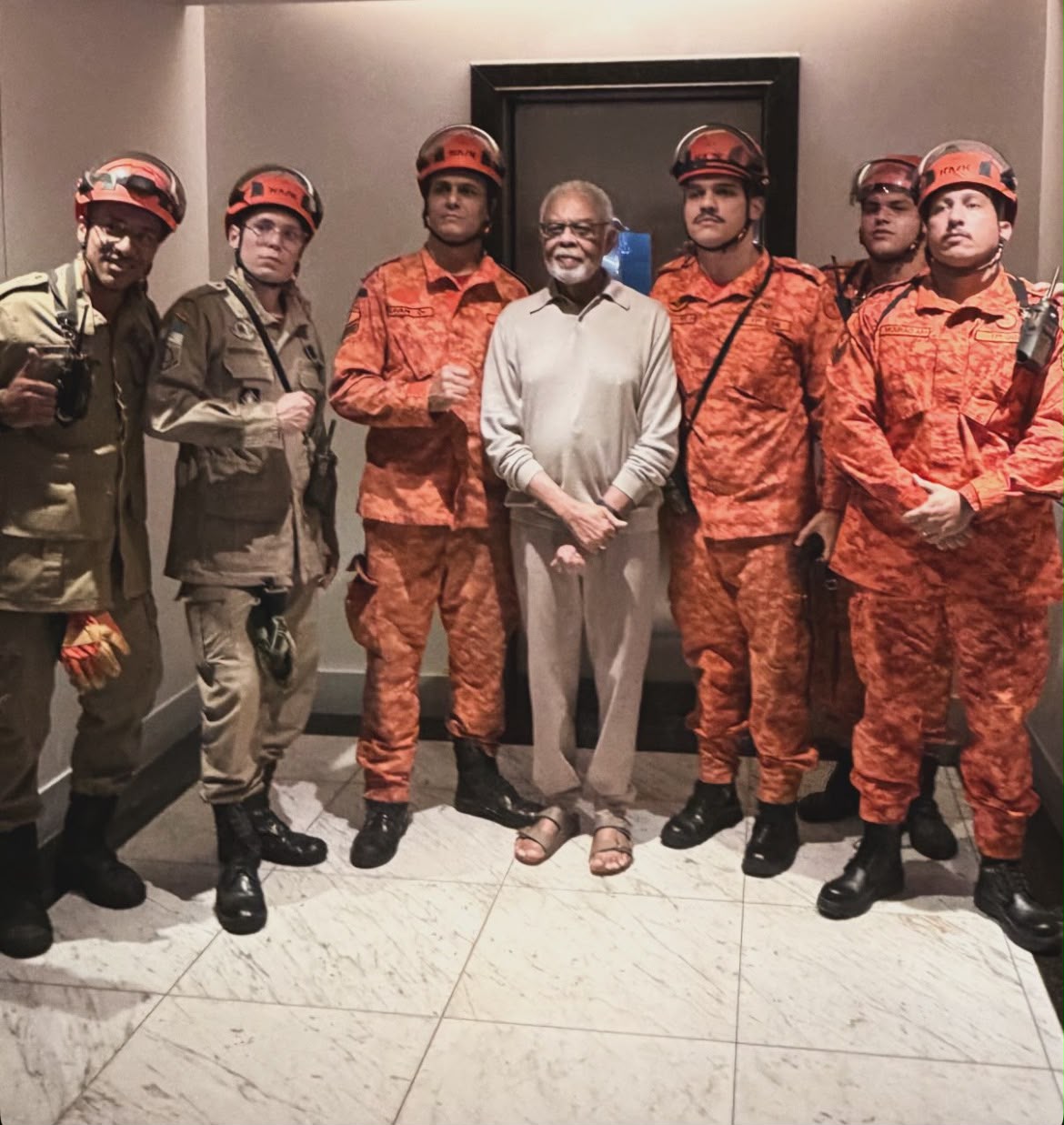 Gilberto Gil fica preso em elevador no Rio de Janeiro e tranquiliza fãs