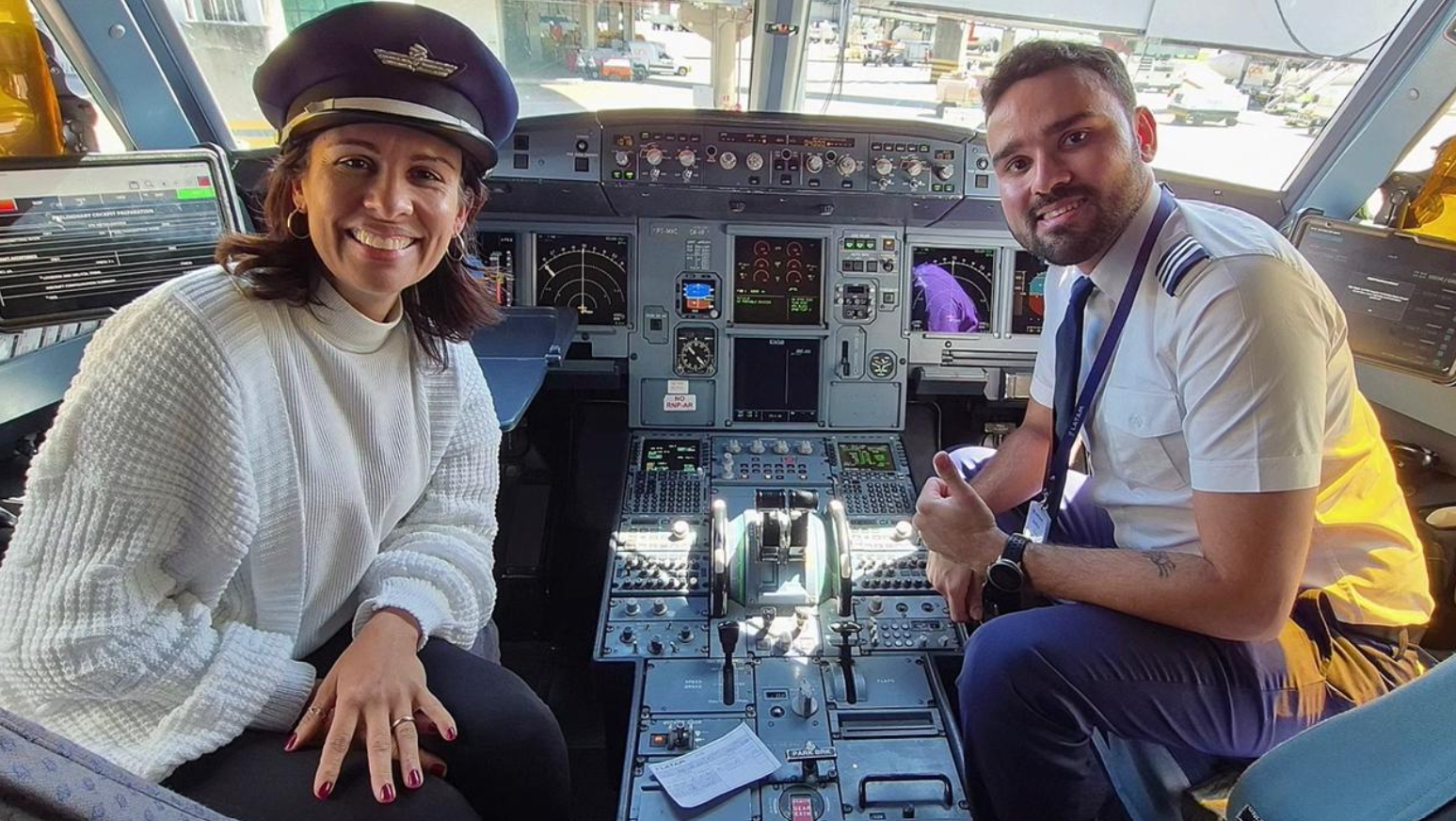 Primeiro pouso de piloto em Salvador tem surpresa da mãe e viraliza nas redes sociais