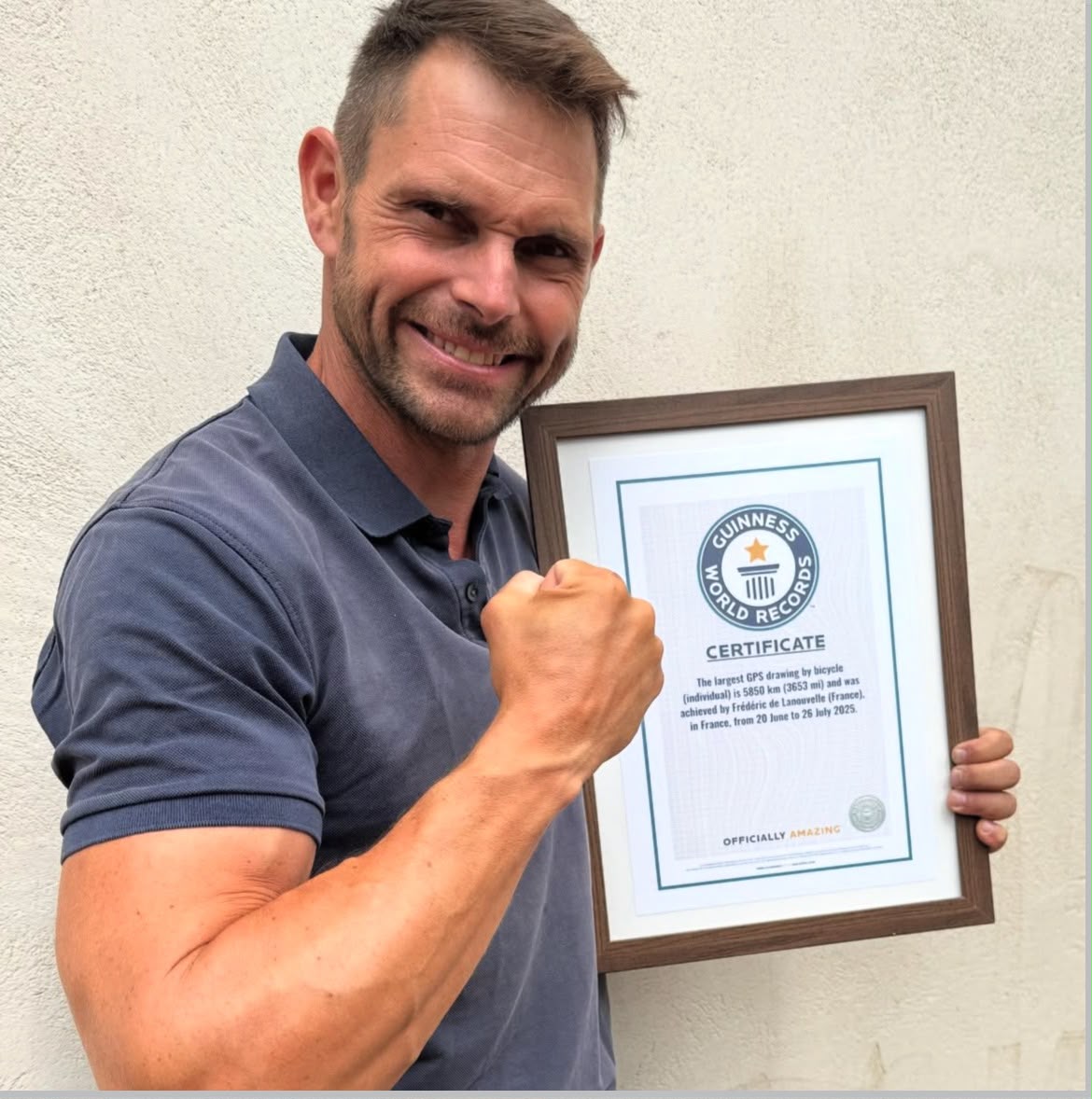 Ciclista percorre 5,7 mil km para desenhar flor em homenagem à mãe com Alzheimer