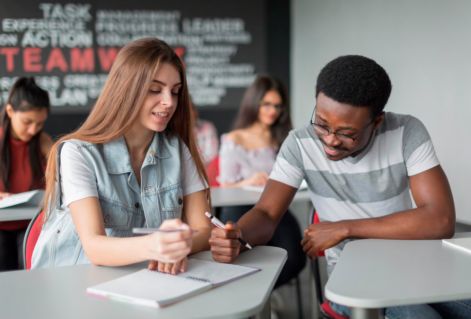 Inteligência artificial muda rotina escolar e amplia debate sobre pensamento crítico entre estudantes