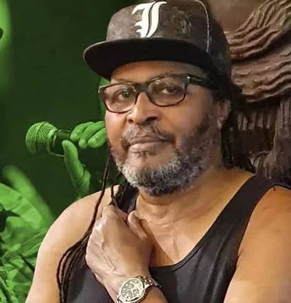 Edson Gomes deixa hospital após tratamento e mantém show no interior da Bahia