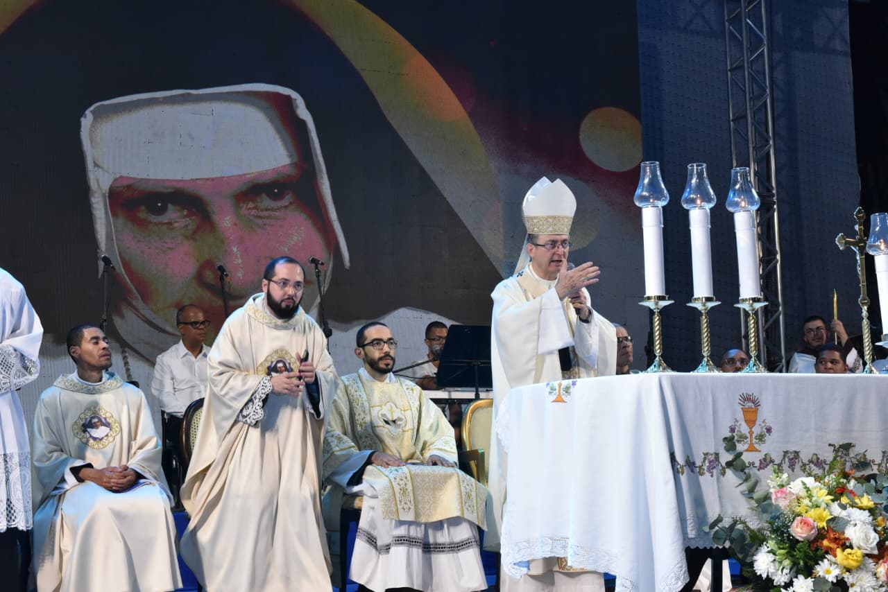 Fiéis celebram Santa Dulce dos Pobres em encerramento de festa religiosa em Salvador
