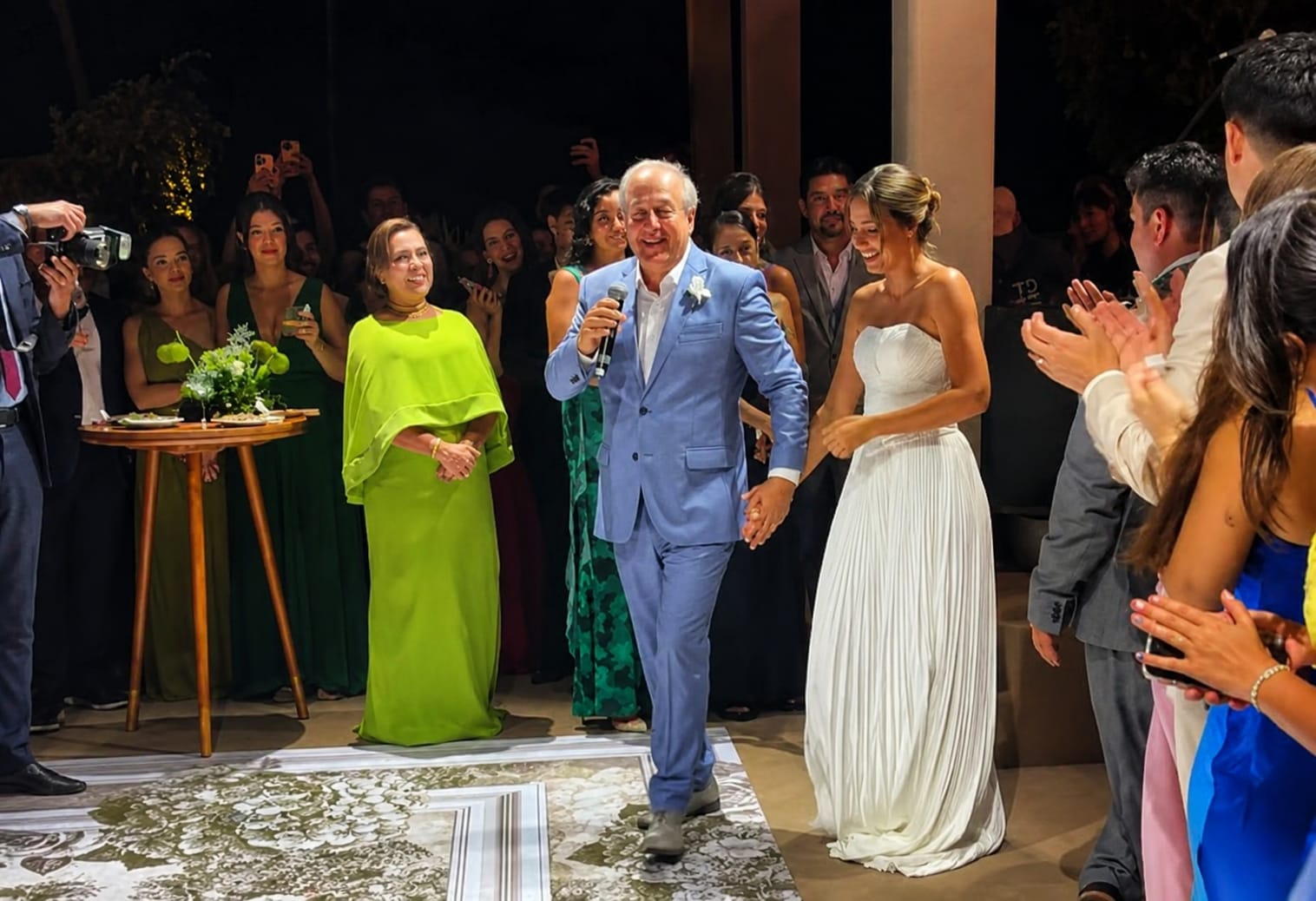 Pai surpreende filha no casamento ao cantar música que embalou sua infância