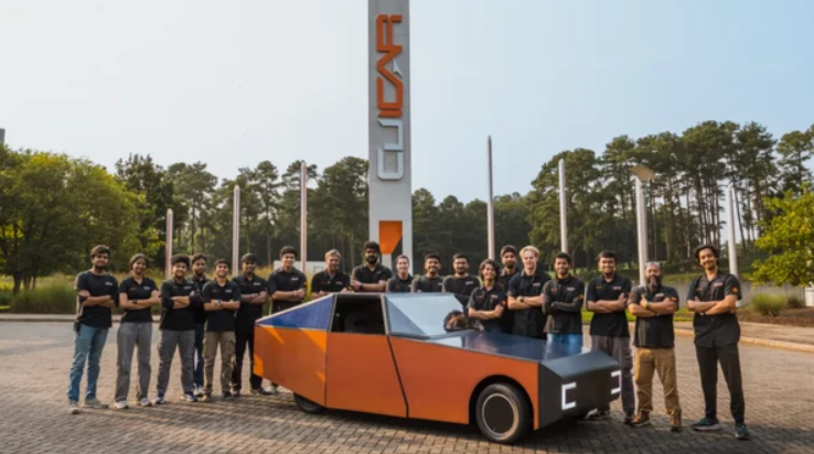 Carro solar criado por estudantes gera a própria energia enquanto roda e está estacionado