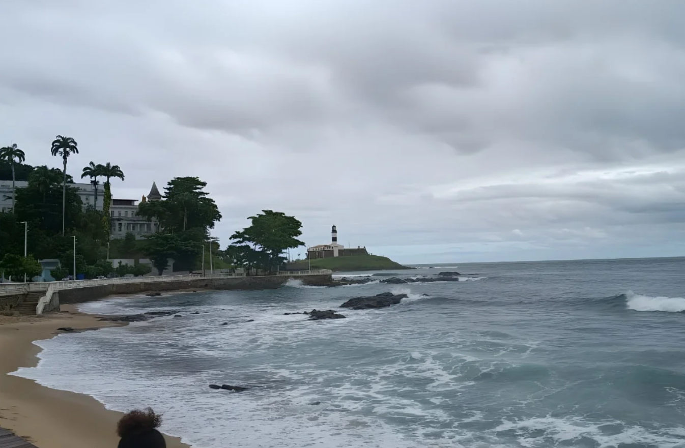 Salvador começa a semana com chuva, solo úmido e rajadas de vento de 50 km/h