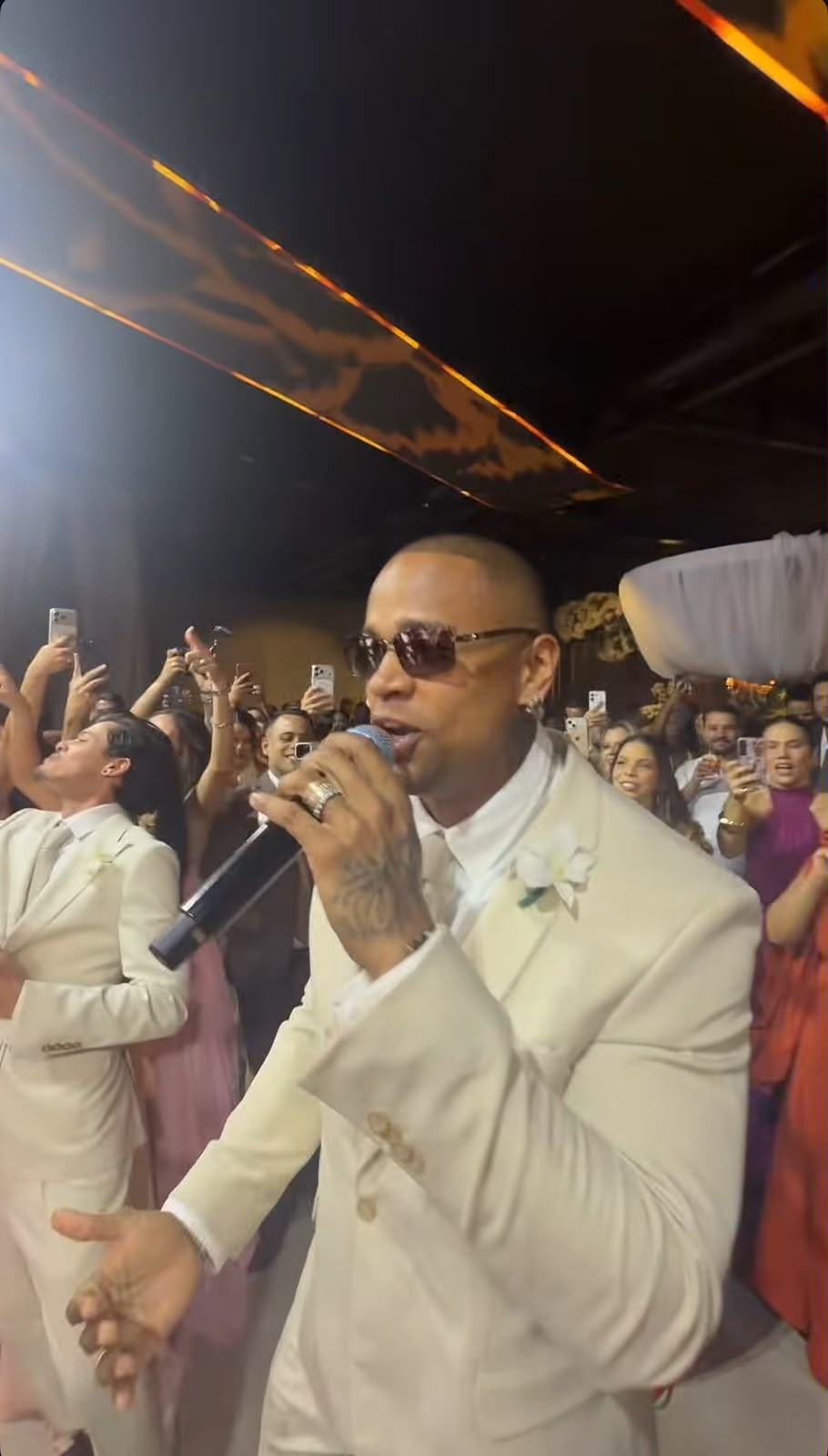 Léo Santana canta em casamento de amigos em Salvador