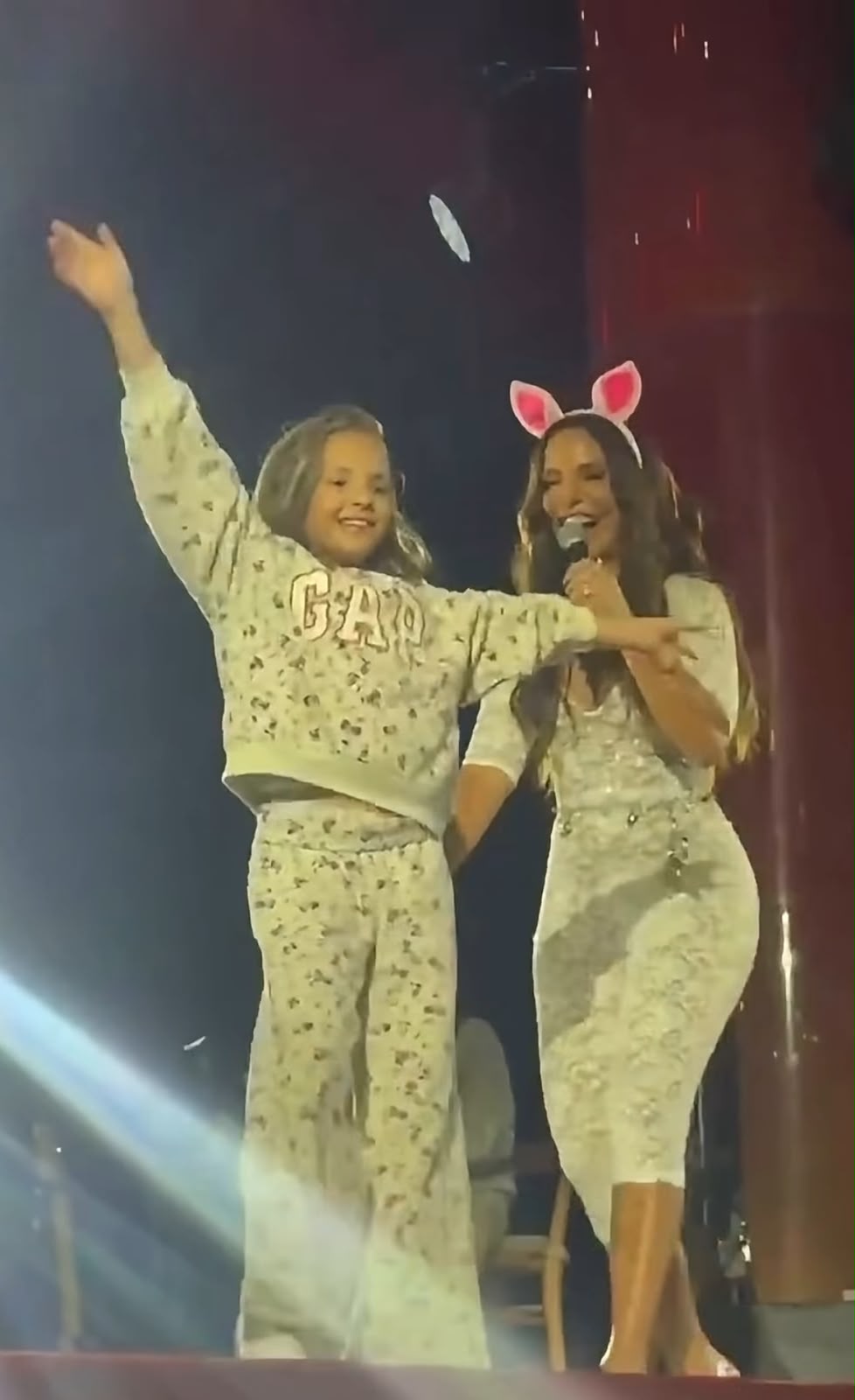 Aos 8 anos, filha de Ivete Sangalo encanta público ao sambar com a mãe